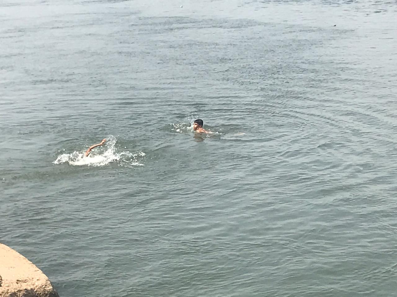 الأطفال يسبحون بمياة نهر النيل
