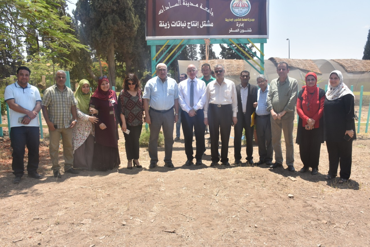رئيس جامعة مدينة السادات يفتتح مشتل إنتاج نباتات الزينة بالجامعة (1)