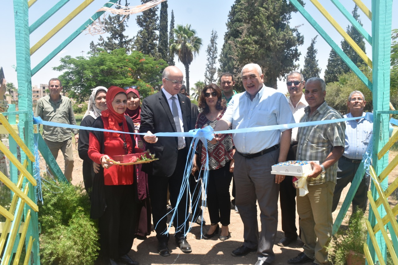 رئيس جامعة مدينة السادات يفتتح مشتل إنتاج نباتات الزينة بالجامعة (2)