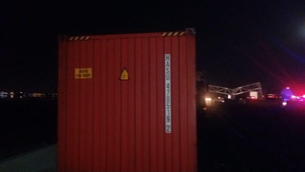 سقوط كوبرى حديدى بطريق برج العرب والحى يرفع المخلفات (2)