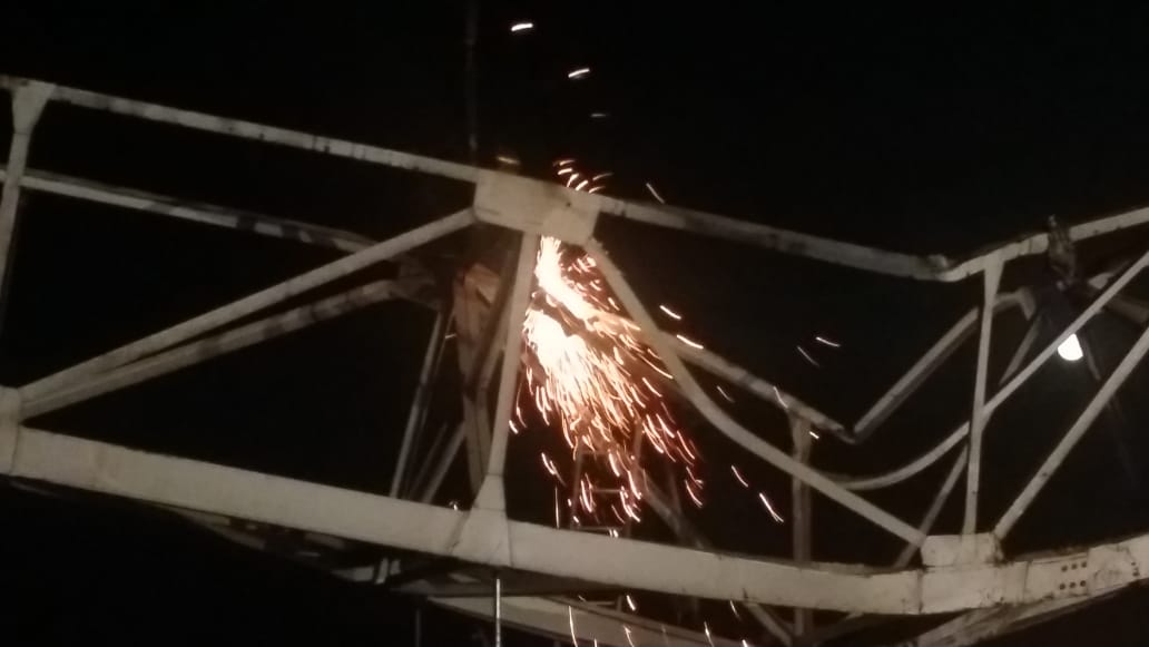 سقوط كوبرى حديدى بطريق برج العرب والحى يرفع المخلفات (3)