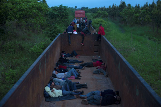 المهاجرون يفترشون القطار