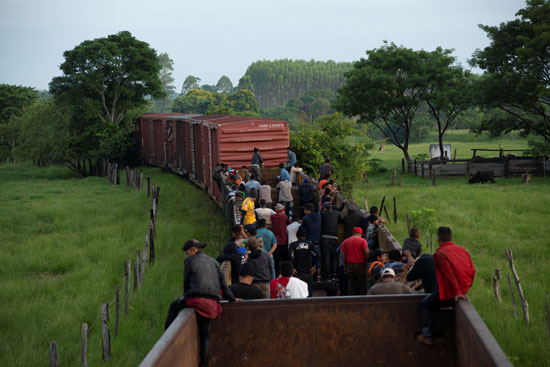 القطار يشق طريقه إلى الحدود الأمريكية