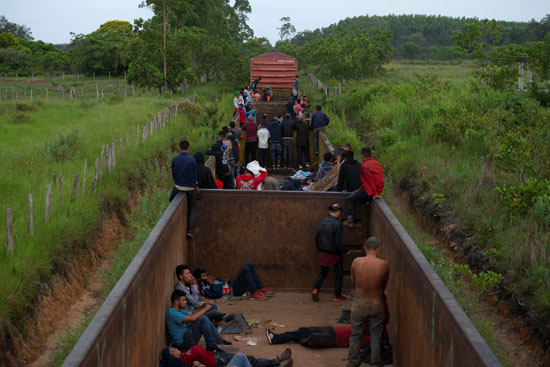 المهاجرون يحتلون أحد القطار