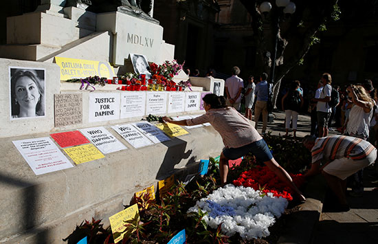 الورود تسيطر على النصب التذكارى للصحفية