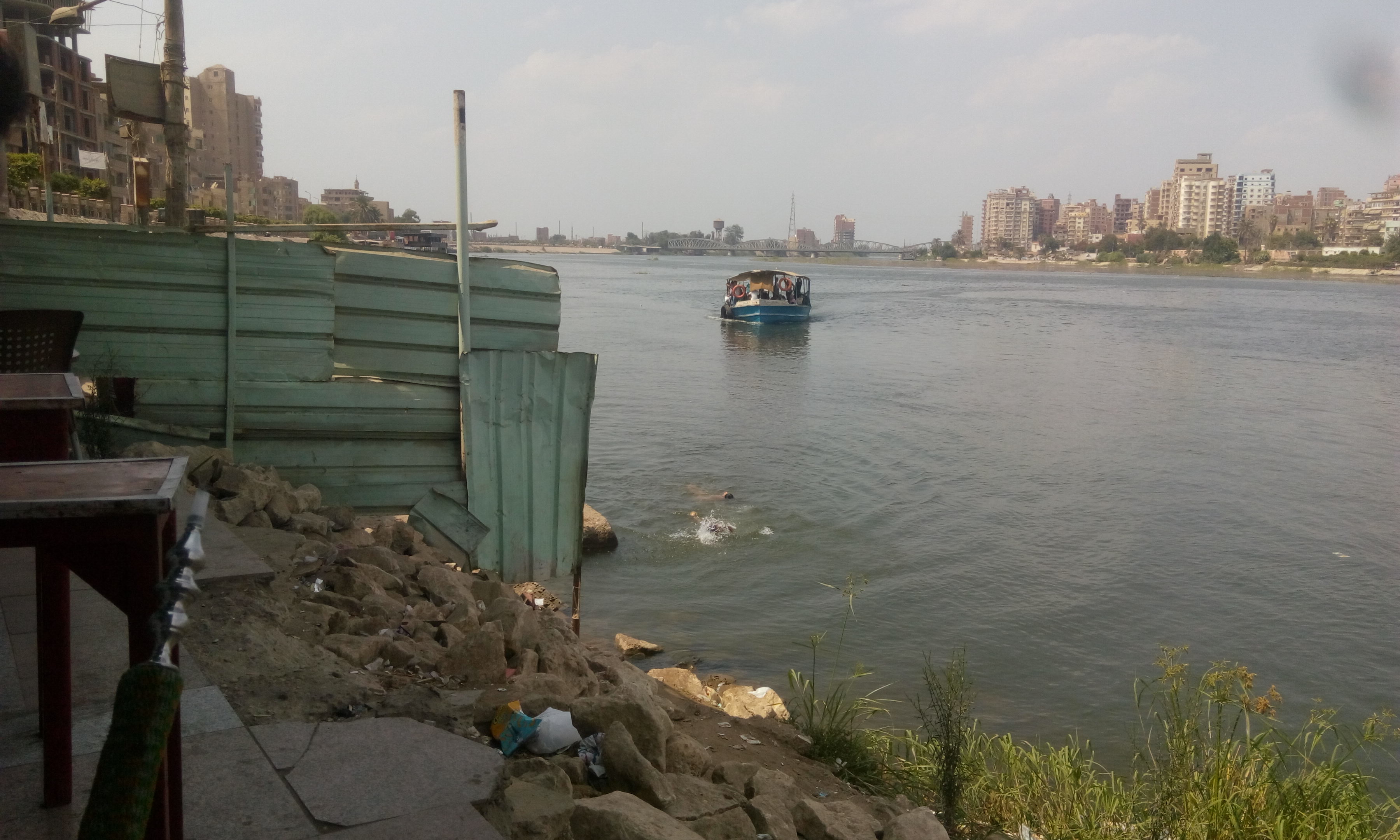 نهر النيل بزفتي ملاذ الفقراء للهروب من درجات الحرارة العالية