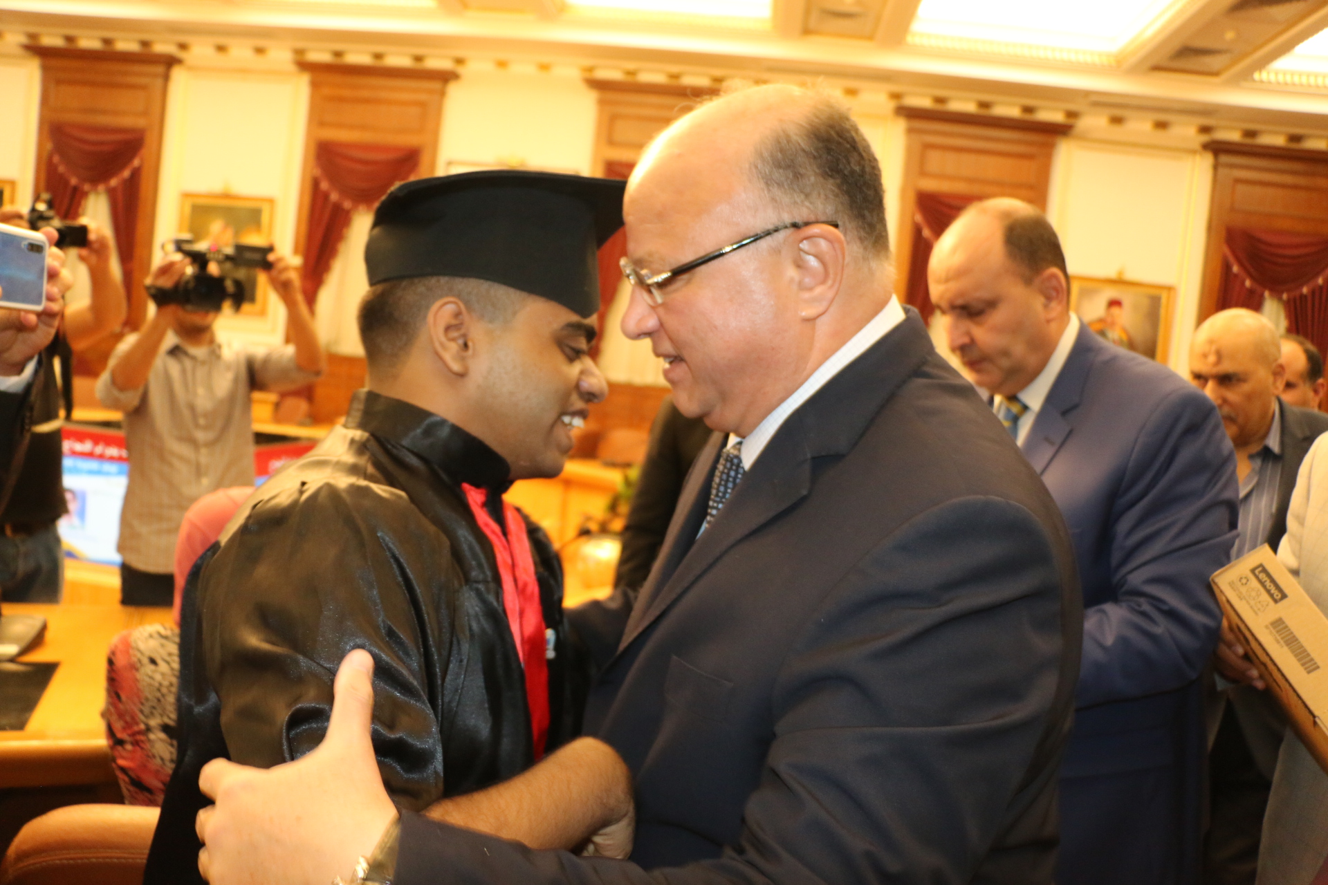 محافظ القاهرة يكرم أوائل الثانوية العامة  (7)