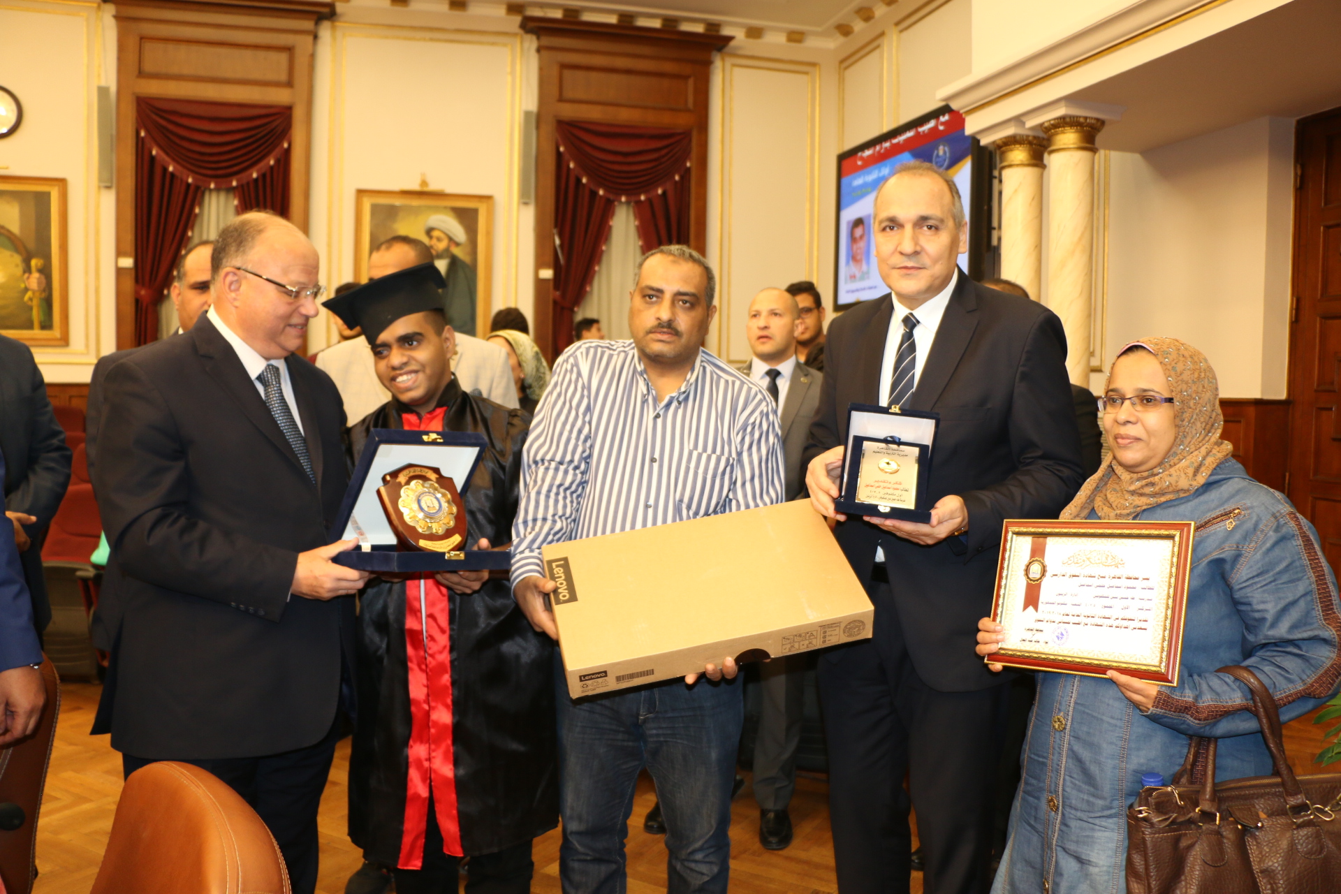 محافظ القاهرة يكرم أوائل الثانوية العامة  (8)