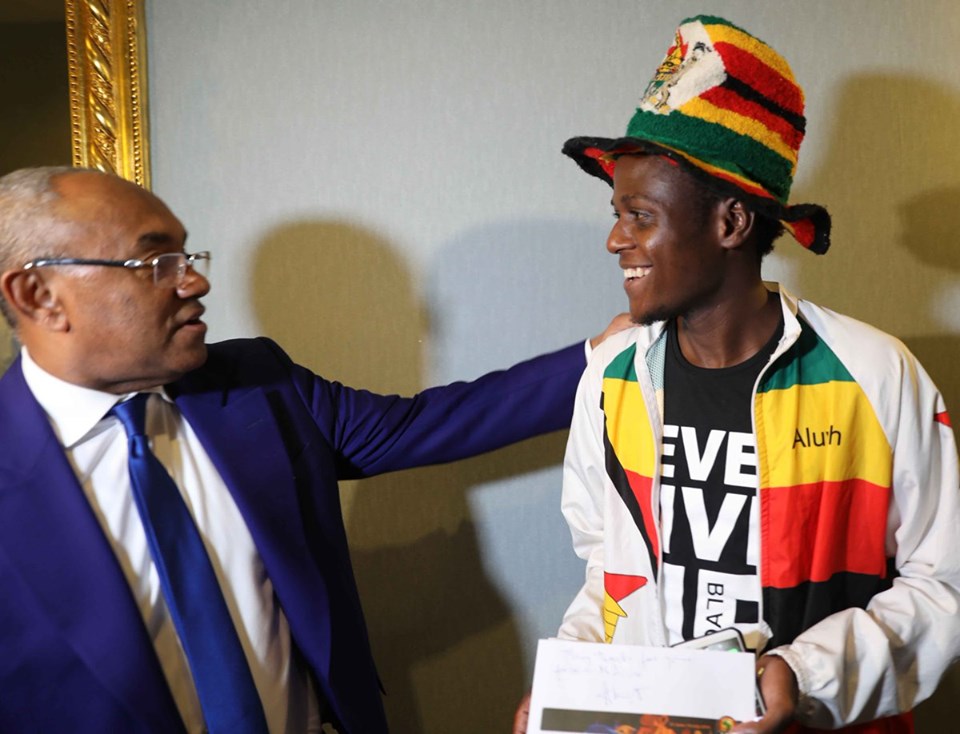 رئيس الكاف يهدي مشجع زيمبابوي تذكرة نهائي افريقيا 