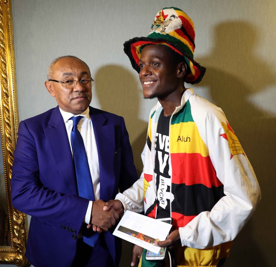 رئيس الكاف يهدي مشجع زيمبابوي تذكرة نهائي افريقيا 