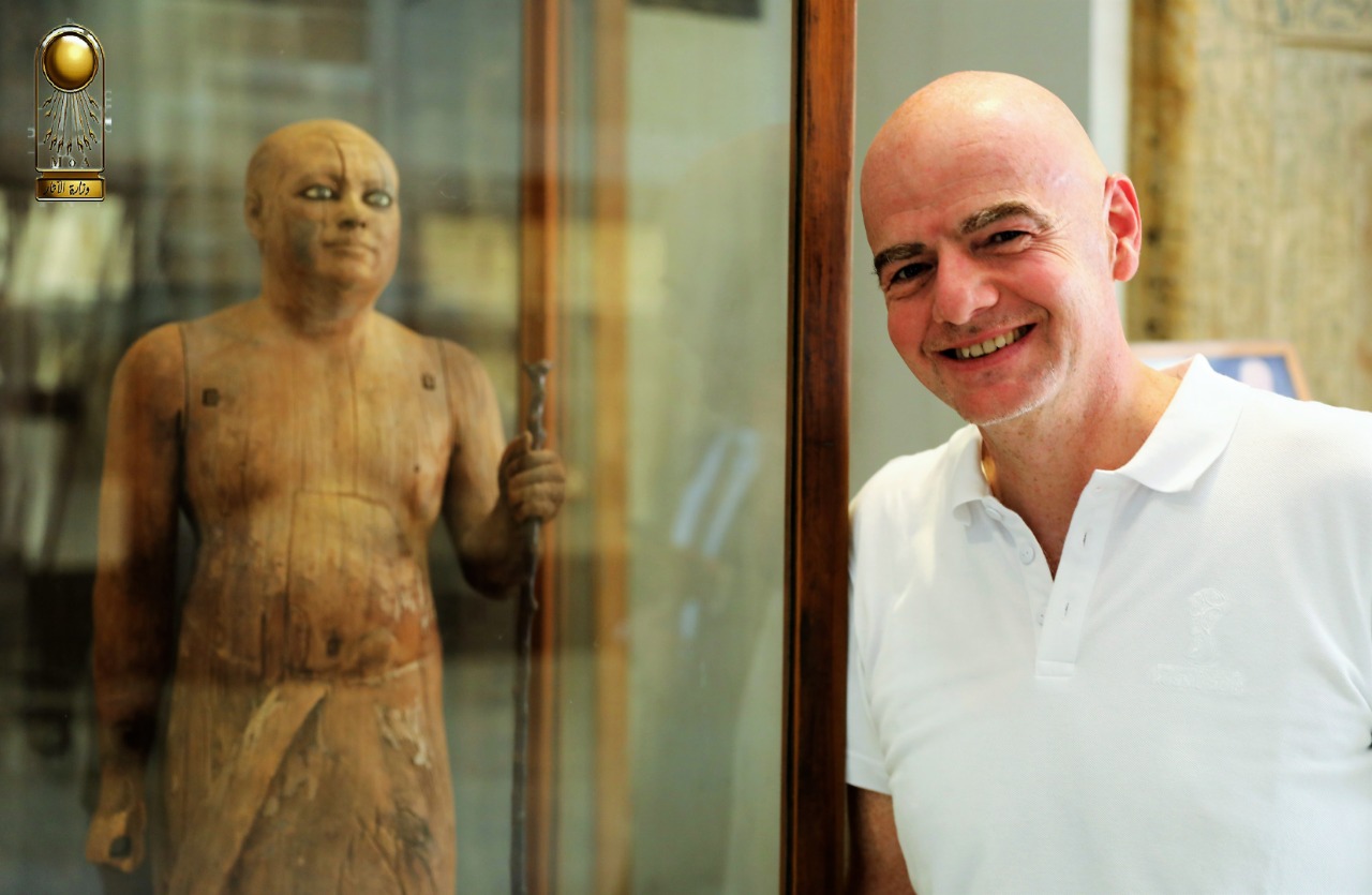 رئيس الفيفا فى المتحف المصرى (4)