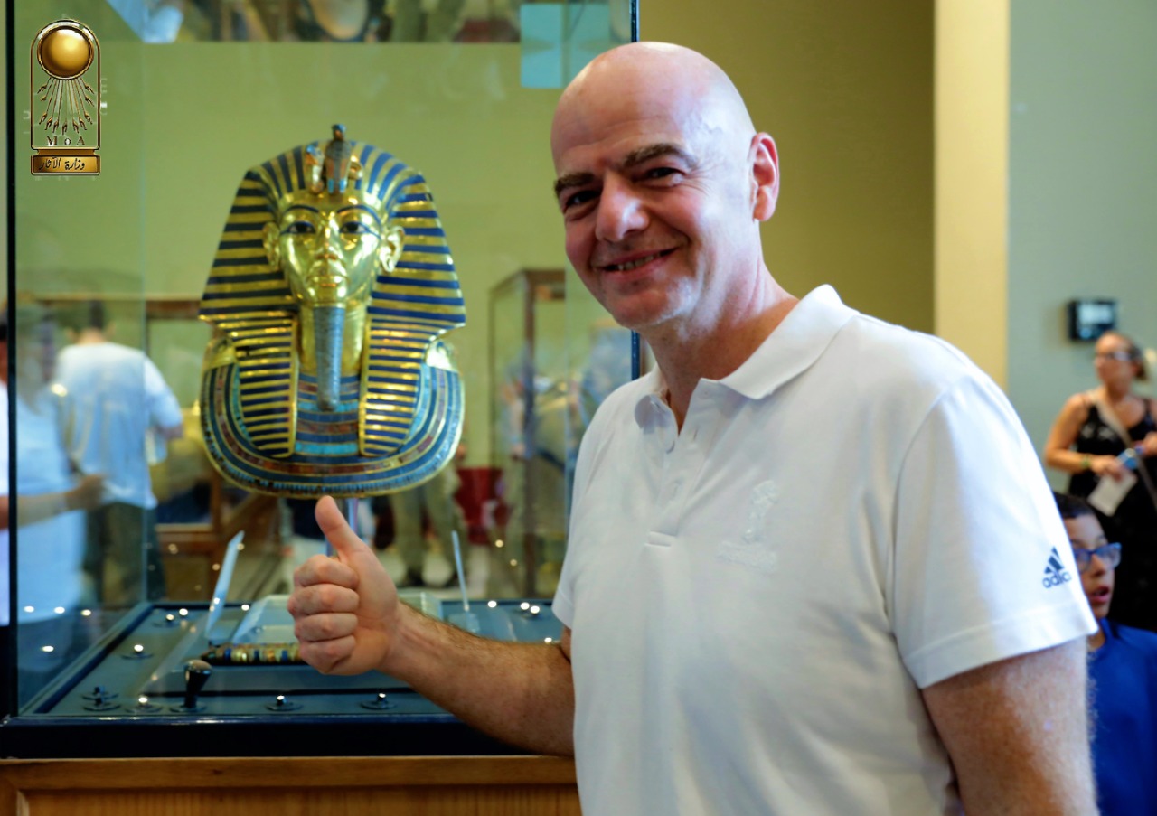 رئيس الفيفا فى المتحف المصرى (3)