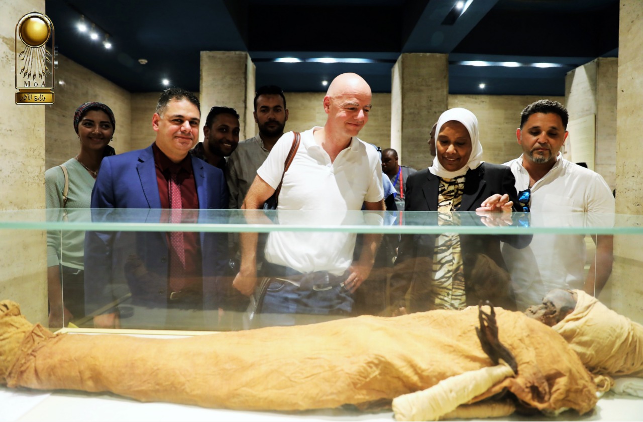 رئيس الفيفا فى المتحف المصرى (5)