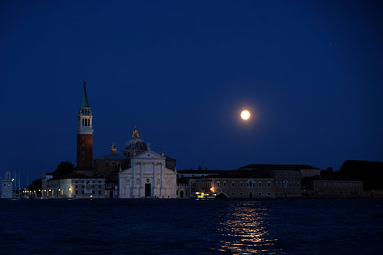 إيطاليا تشهد خسوف القمر