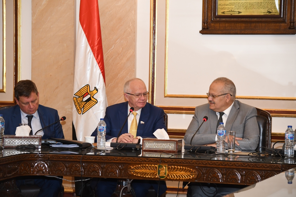 رئيس جامعة القاهرة يلتقى وفدًا روسيًا  (1)
