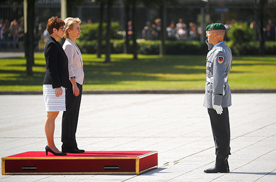 الوزيرتان يتلقان التحية العسكرية من قائد حرس الشرف