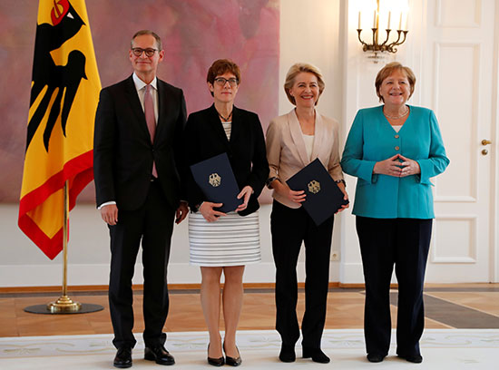 صورة تذكارية لميركل مع وزيرة الدفاع الجديدة ورئيسة المفوضية الأوروبية المنتخبة