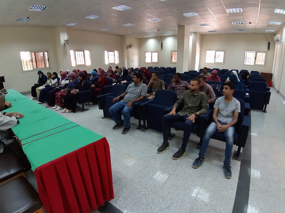 ورشة عمل لطلبة جامعة جنوب الوادي حول أهداف وفوائد إنشاء المركز التكنولوجي بمدينة الزينية (4)