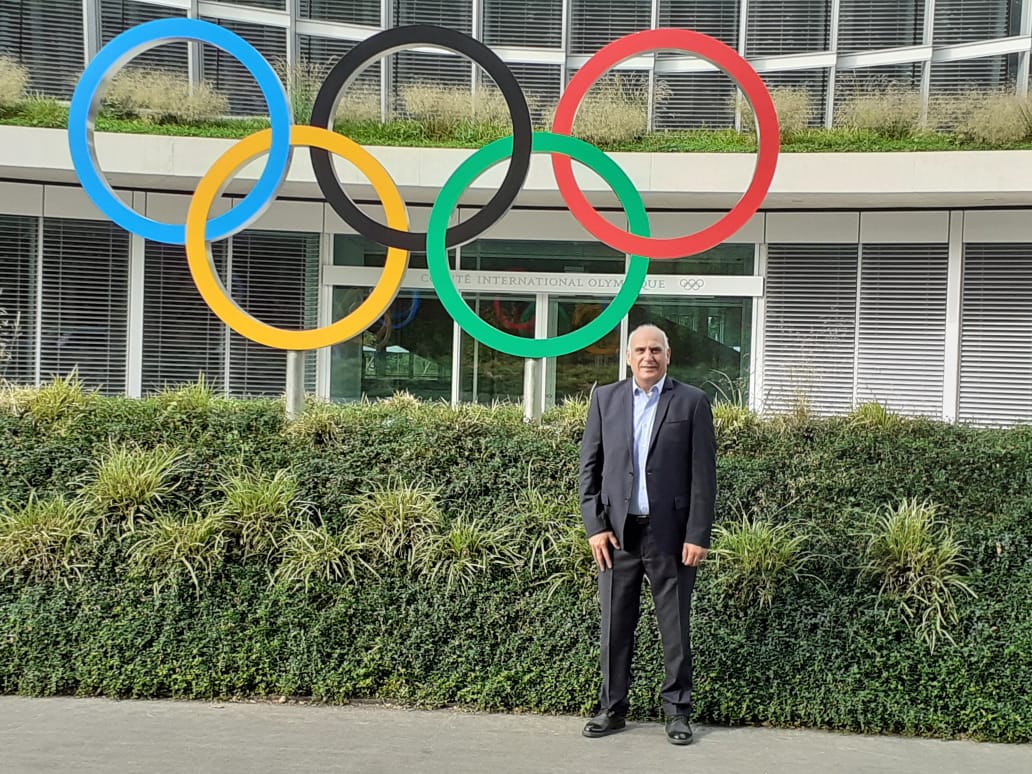 المنيرى أمام مقر اللجنة الاولمبية الدولية