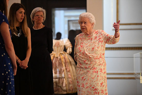 الملكة إليزابيث تفتتح معرضا صيفيا يتمحور حول جدتها  الملكة فيكتوريا (9)