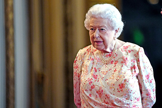 الملكة إليزابيث تفتتح معرضا صيفيا يتمحور حول جدتها  الملكة فيكتوريا (6)