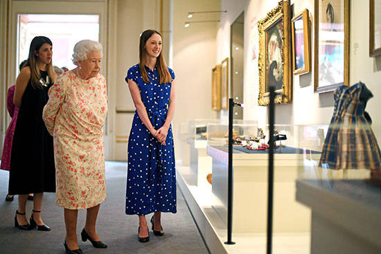 الملكة إليزابيث تفتتح معرضا صيفيا يتمحور حول جدتها  الملكة فيكتوريا (4)