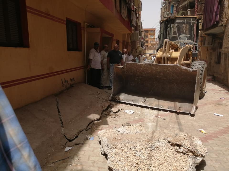 رئيس مدينة الأقصر يأمر بإزالة إشغالات مساطب وسلالم بشارع أحمد عرابي (5)