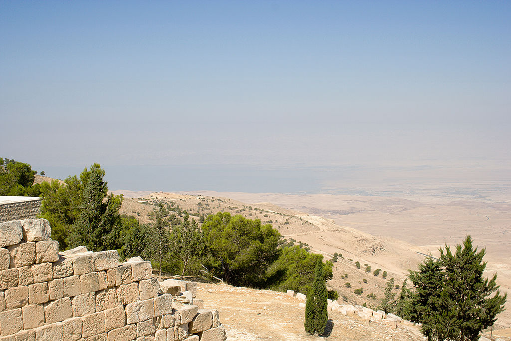 المشهد المقدس من قمة جبل نيبو مع اتجاهات لبعض المدن في الضفة الغربية