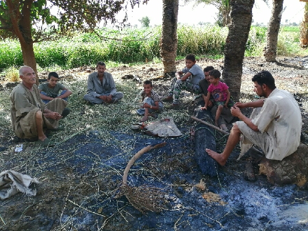 مجموعة من المزارعين فى العشش بعد الحريق