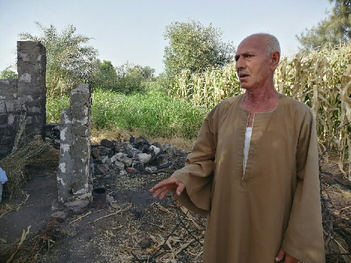 الحاج شحاته يشير إلى عشته المحترقة