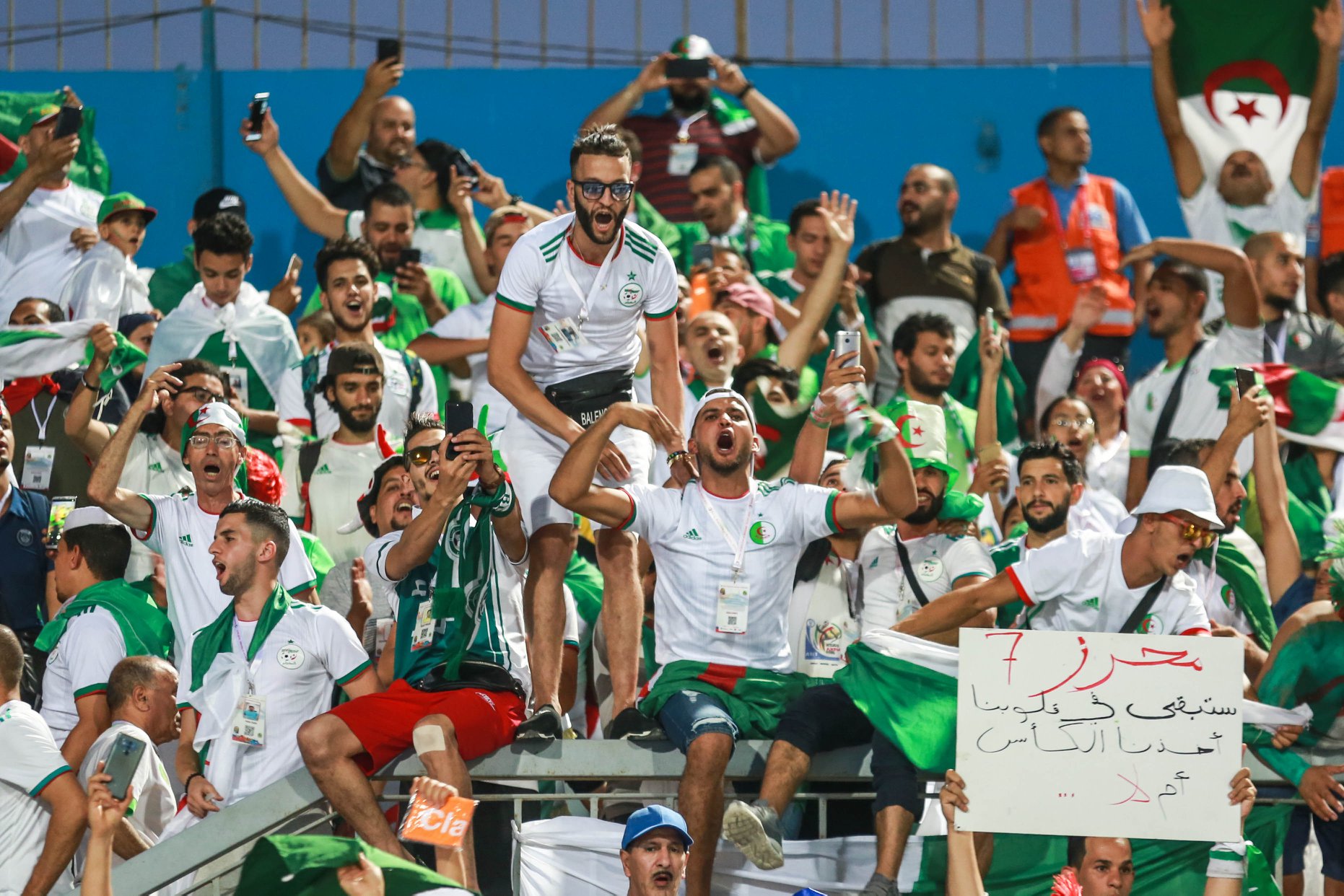 جماهير الجزائر توجه رسالة لمحرز