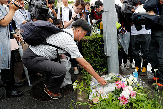 يابانيون يشاركون فى تأبين الضحايا