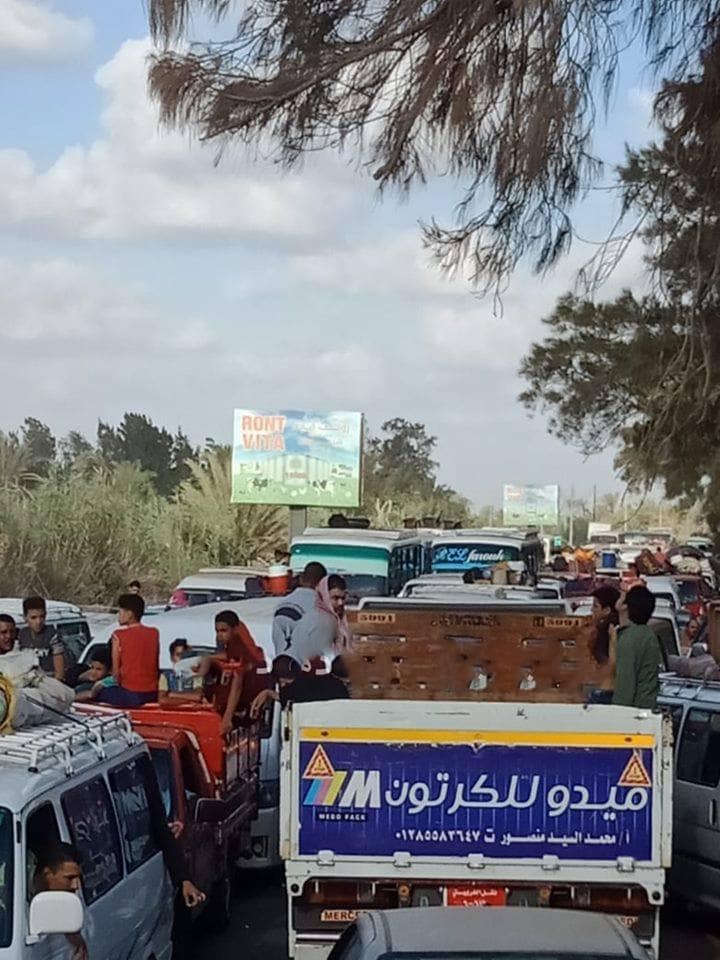 تكدس السيارات بطريق رأس البر والشواطئ تزدحم بالمواطنين هربا من الحر (2)