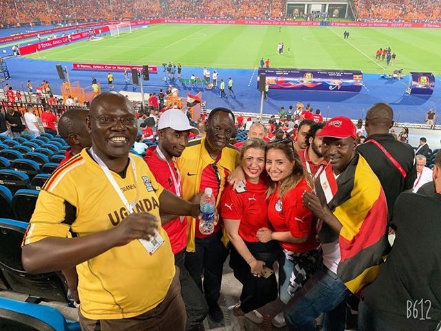 مشجعة مع جمهور أوغندا