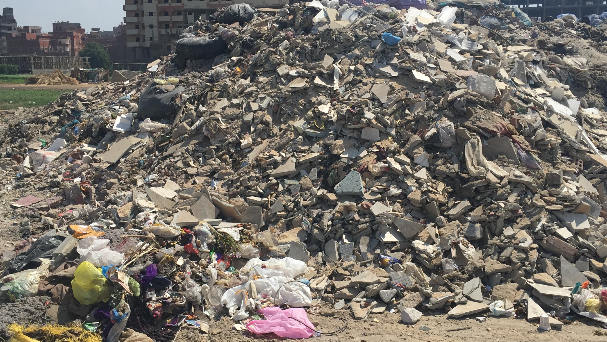 تحويل طريق طنطا القاهرة إلى مقلب للقمامة ومخلفات الهدم (5)