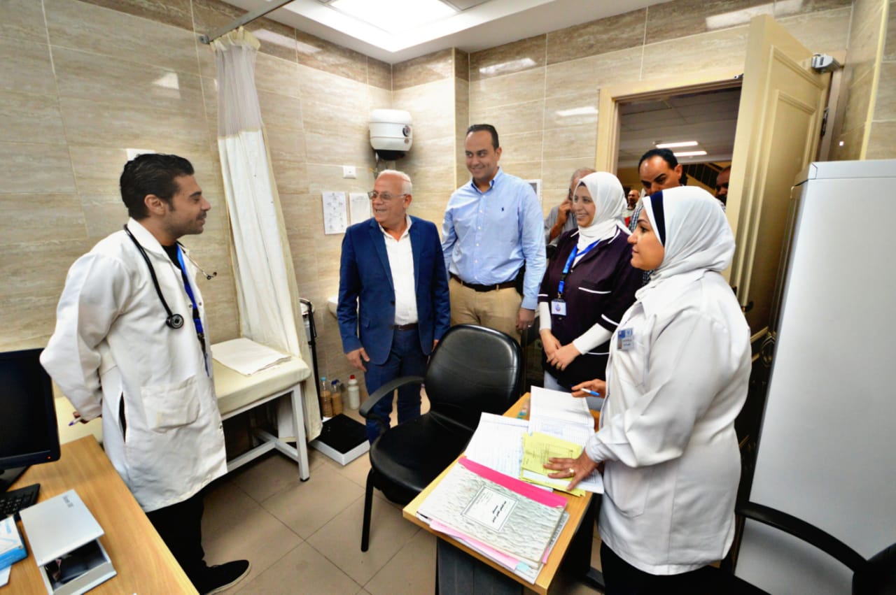 محافظ بورسعيد يشيد بإقبال المواطنين على التسجيل بمنظومة التأمين الصحى الشامل (2)