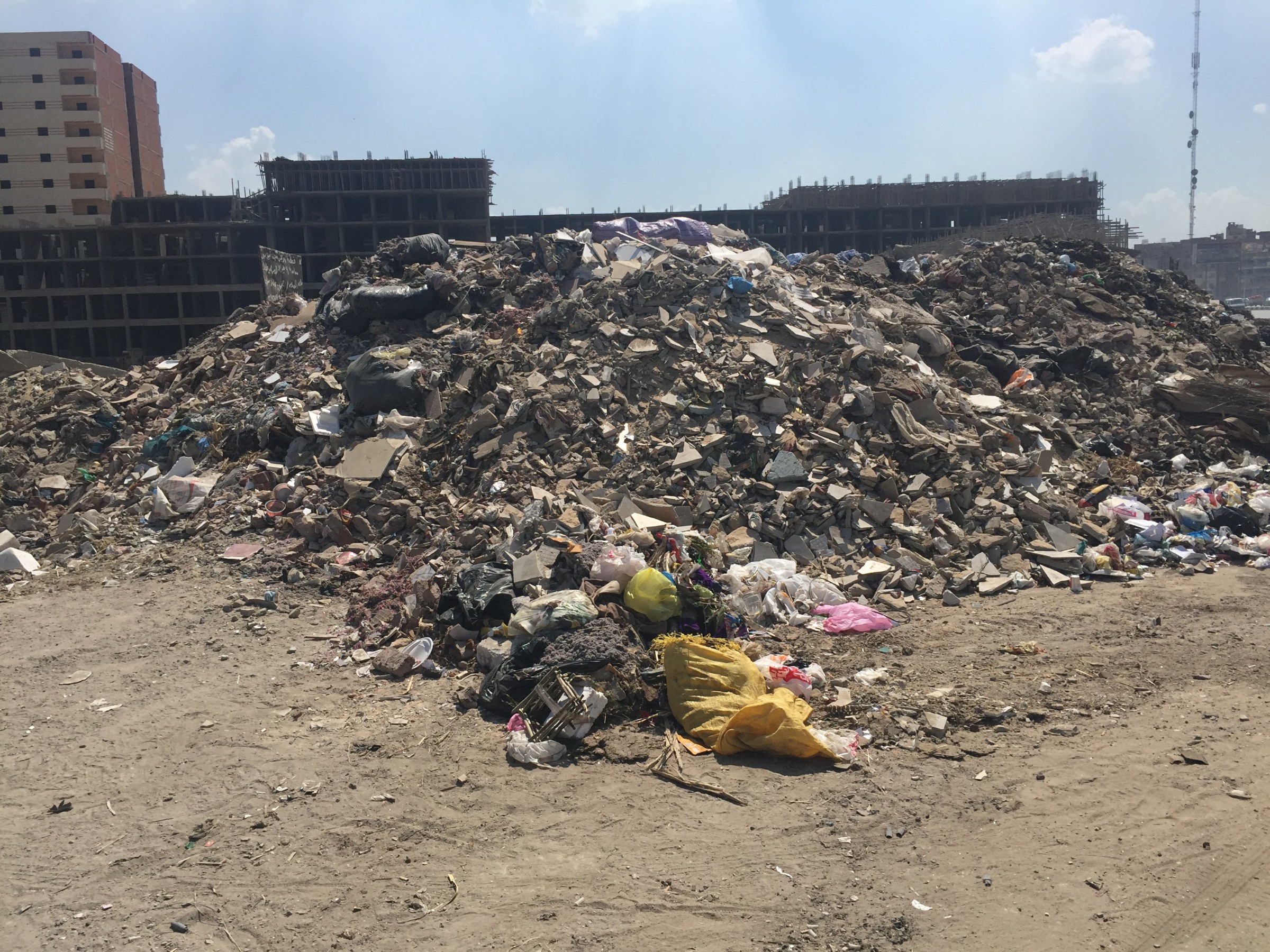 تحويل طريق طنطا القاهرة إلى مقلب للقمامة ومخلفات الهدم (4)