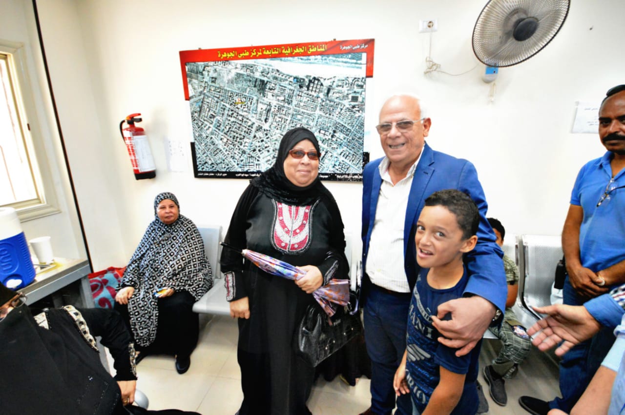 محافظ بورسعيد يشيد بإقبال المواطنين على التسجيل بمنظومة التأمين الصحى الشامل (4)