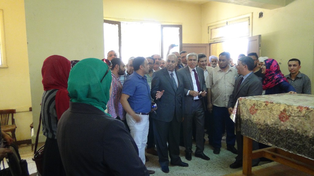 محافظ المنيا ورئيس الجامعة يتفقدان أعمال القوافل التنموية المتكاملة بقرية ههيا (21)