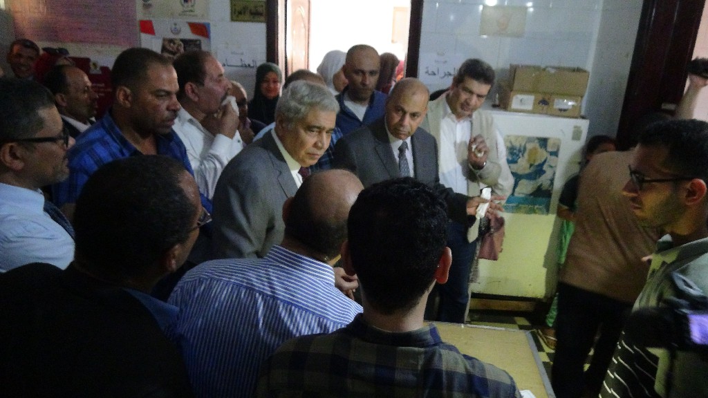 محافظ المنيا ورئيس الجامعة يتفقدان أعمال القوافل التنموية المتكاملة بقرية ههيا (23)
