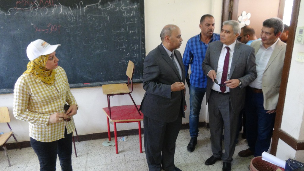 محافظ المنيا ورئيس الجامعة يتفقدان أعمال القوافل التنموية المتكاملة بقرية ههيا (19)