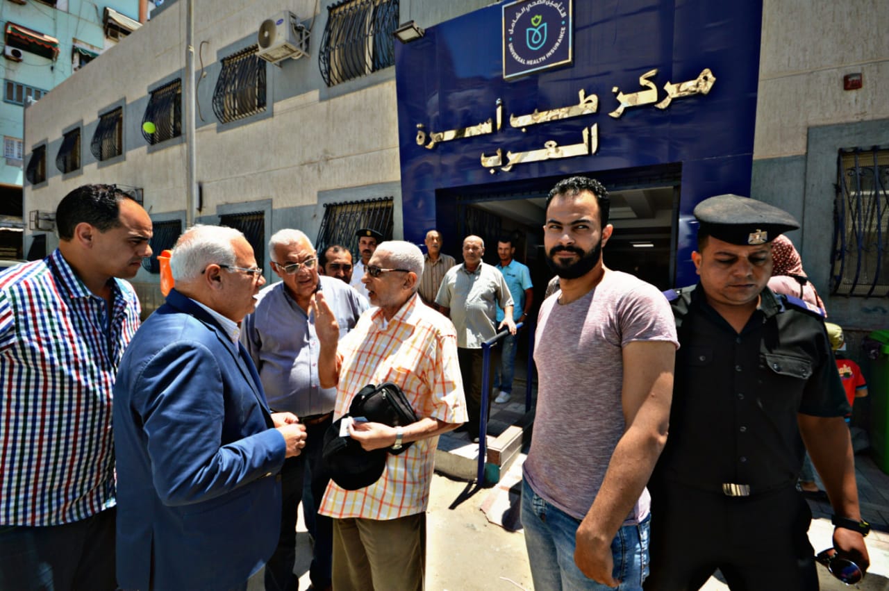 محافظ بورسعيد يشيد بإقبال المواطنين على التسجيل بمنظومة التأمين الصحى الشامل (8)