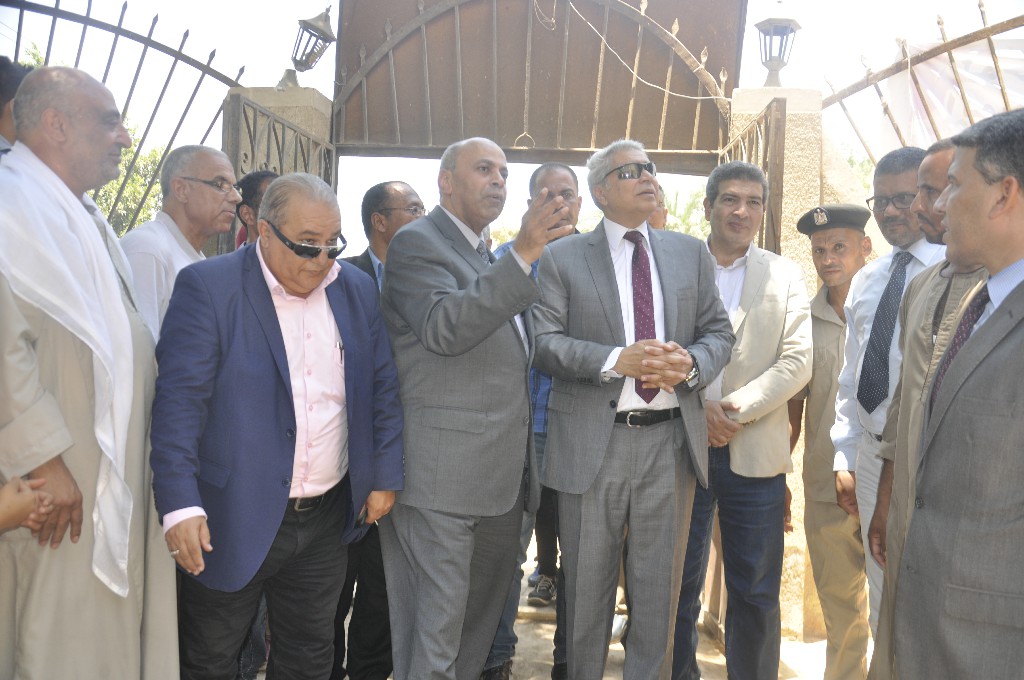 محافظ المنيا ورئيس الجامعة يتفقدان أعمال القوافل التنموية المتكاملة بقرية ههيا (9)