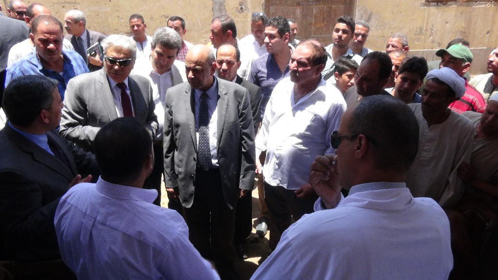 محافظ المنيا ورئيس الجامعة يتفقدان أعمال القوافل التنموية المتكاملة بقرية ههيا (1)