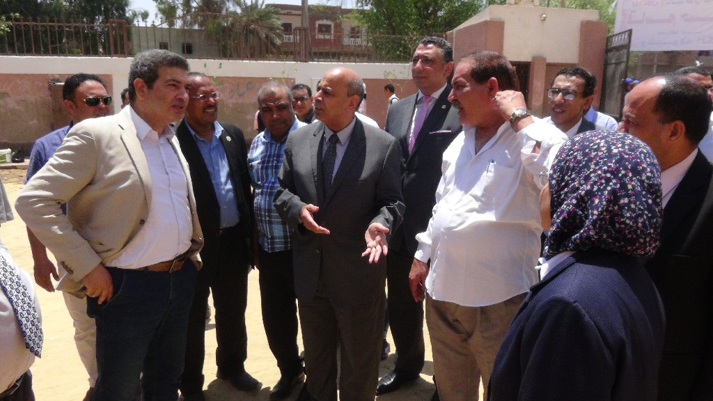 محافظ المنيا ورئيس الجامعة يتفقدان أعمال القوافل التنموية المتكاملة بقرية ههيا (13)