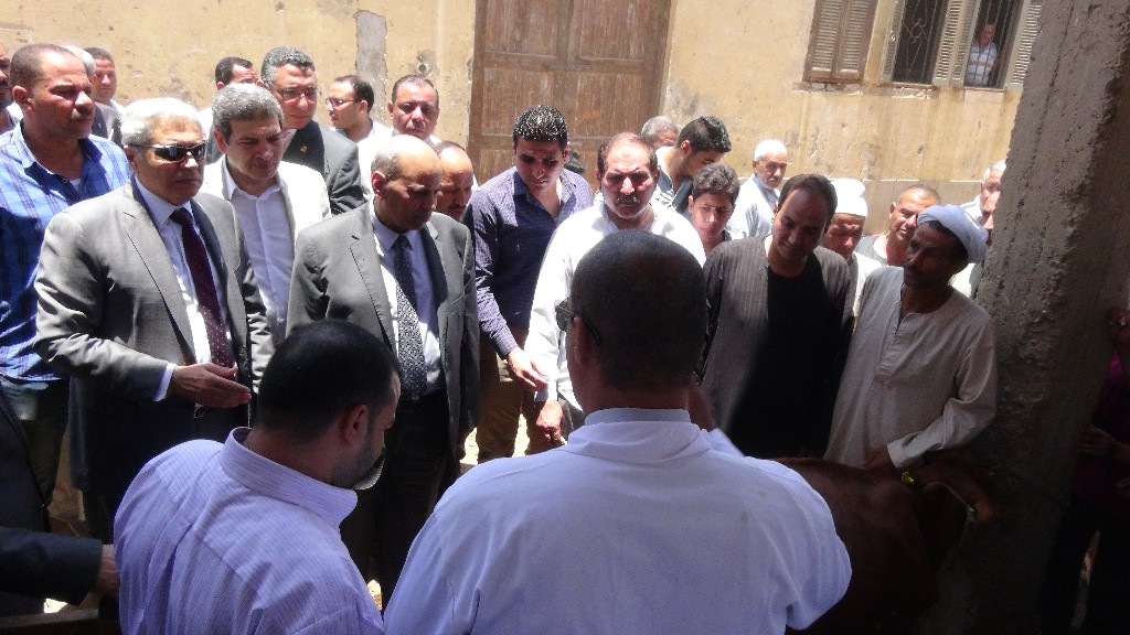 محافظ المنيا ورئيس الجامعة يتفقدان أعمال القوافل التنموية المتكاملة بقرية ههيا (24)