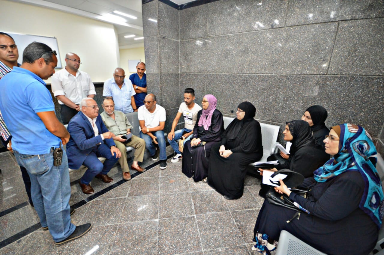 محافظ بورسعيد يشيد بإقبال المواطنين على التسجيل بمنظومة التأمين الصحى الشامل (1)