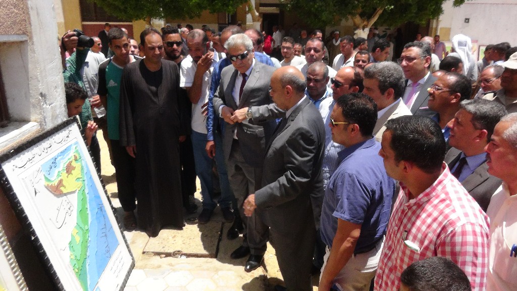 محافظ المنيا ورئيس الجامعة يتفقدان أعمال القوافل التنموية المتكاملة بقرية ههيا (18)