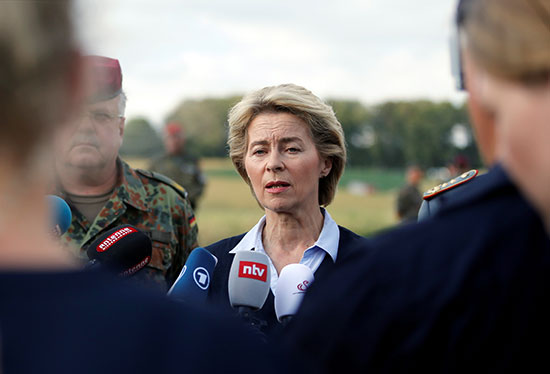 وزير الدفاع الألمانية تتحدث لوسائل الإعلام