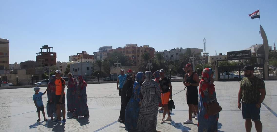 الأفواج السياحية تزور مسجد الميناء الكبير فى الغردقة (6)